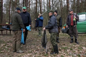 Sprzątanie brzegów jez. Rościńskiego 10.04.2010 r.