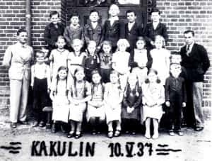 Kakulin - Niemieccy uczniowie z nauczycielami Bronislawem Samulskim (po lewej) i Mullerem (po prawej) - 1937