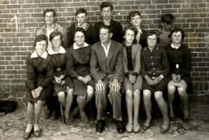 Kakulin - Szkola Podstawowa w Kakulinie – uczniowie z kierownikiem Czeslawem Bogunia – ok. 1953