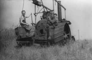 Tadeusz Ruta i Sylwester Jazikowski w czasie żniw na niedźwiedzińskich polach - lata 50/60. XX wieku