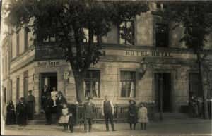 Widok na pierzeję wschodnią i dawny Hotel “Royal” ok. 1905