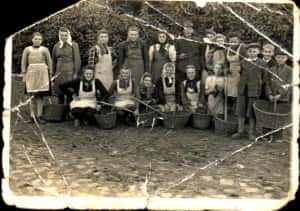 Przed wyjściem na pole. Wykopki ziemniaków - ok. 1946