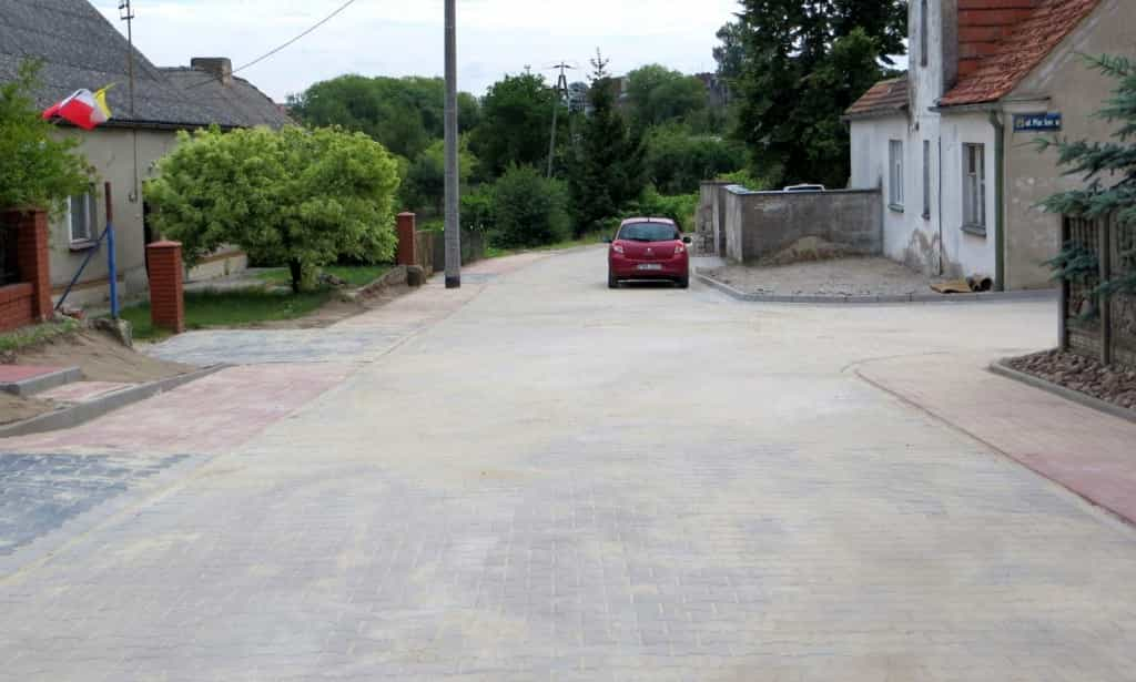 Kostka betonowa na ul. Piaskowej i Wodnej w Skokach