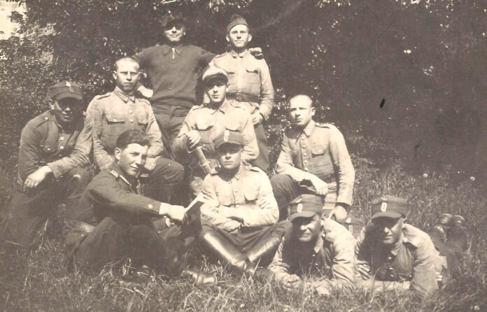 Leon Król bez czapki, z książką-czerwiec 1938-SZKOŁA BRYG. Grudziądz