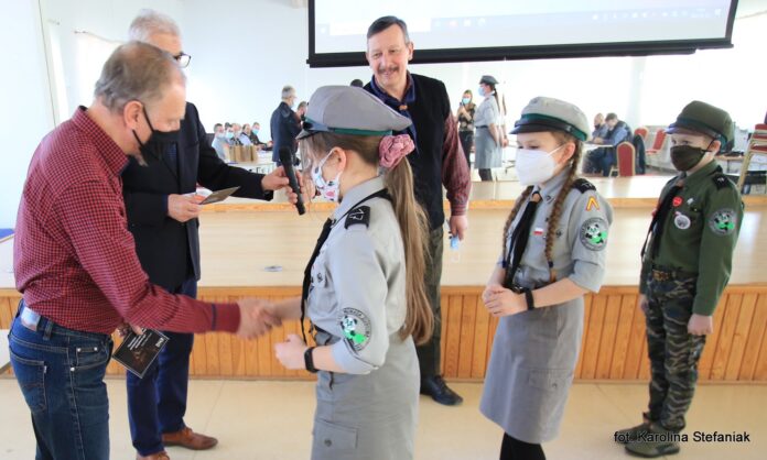 Harcerze wręczają życzenia z okazji Dnia Myśli Braterskiej Przewodniczącemu Rady Zbigniewowi Kujawie oraz Burmistrzowi Tadeuszowi Kłosowi w obecności radnych Rady Miejskiej Gminy Skoki