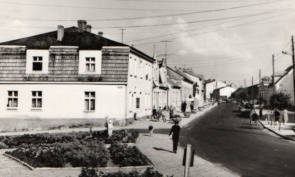 Na budynku u zbiegu ulic Armii Czerwonej (dziś: Jana Pawła II) i Parkowej widoczna gablota kinowa. (Zdjęcie z roku 1970,  kolekcja I. Migasiewicz)