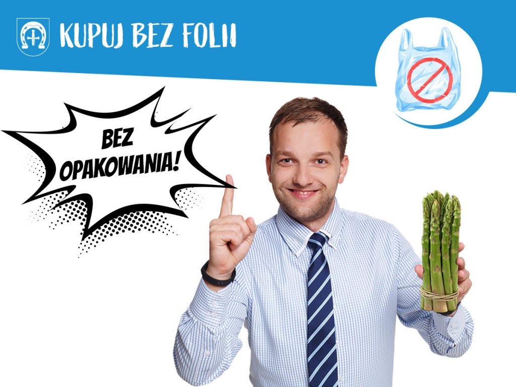 mężczyzna trzyma w ręku szparagi i nawołuje do kupowania produktów nieopakowywanych