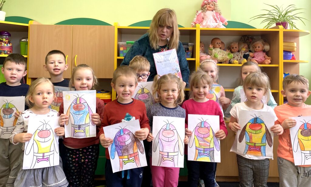 Dzieci ze swoimi rysunkami podczas Spotkanie z malarką