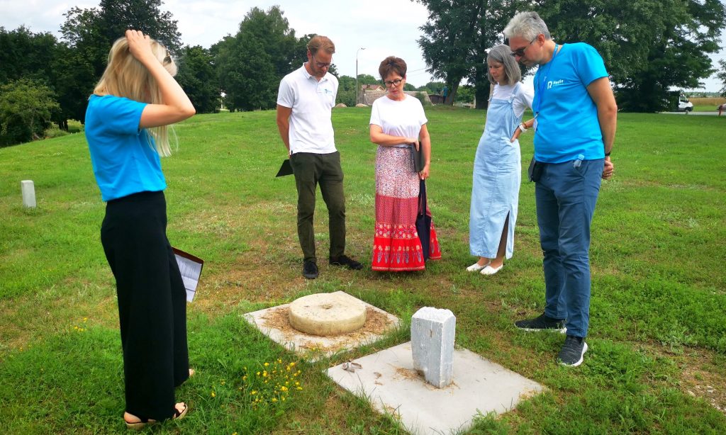Pani Iwona Migasiewicz pokazuje redaktorom pozostałości 2 macew w obrębie cmentarza żydowskiego 