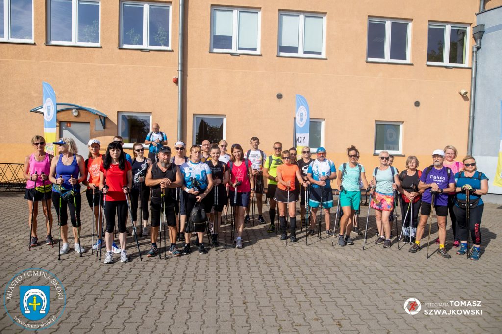 30 kijkarzy stoi do grupowego zdjęcia - grupa 20 km 