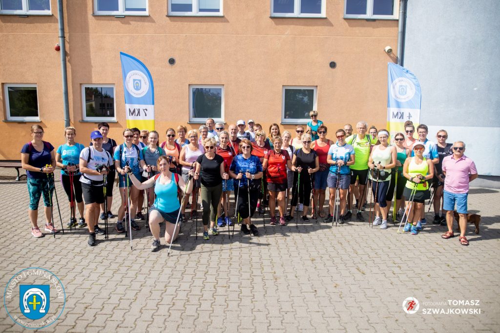 10 kijkarzy stoi do grupowego zdjęcia - grupa 10 km 