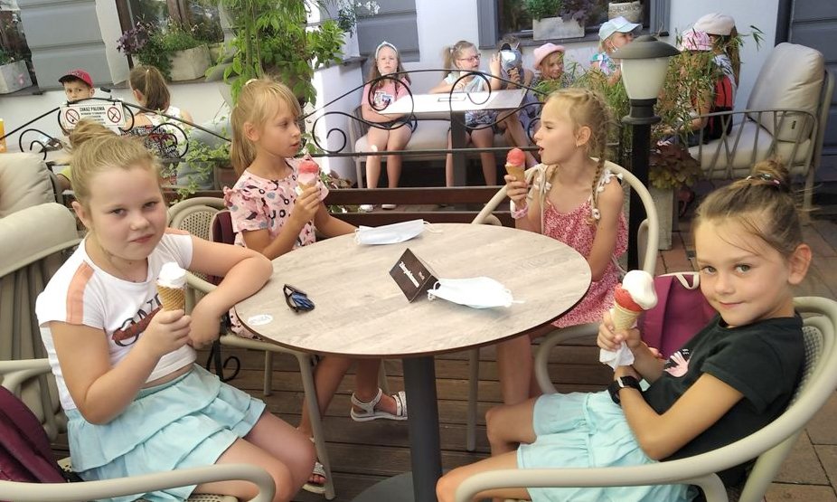 Kawiarni Willish Cafe Wągrowcu grupa uczennic które siedzą i jedzą lody. 