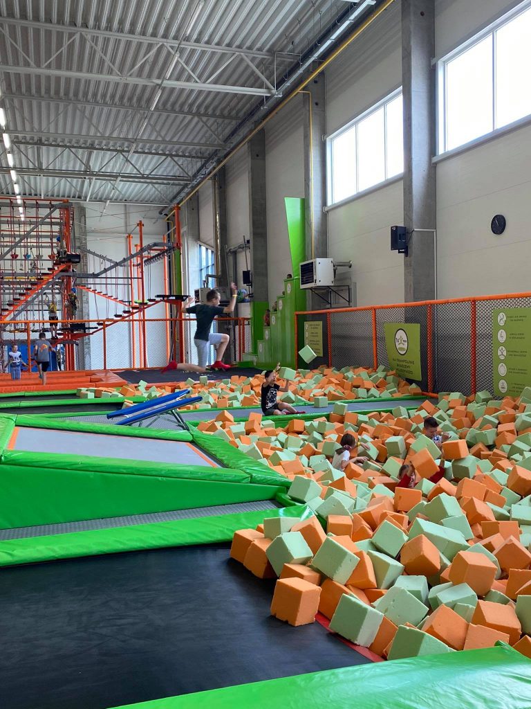 tekst alternatywny: Uczeń Szkoły Podstawowej w Skokach na Jump Arenie w Poznaniu, oddaje skok z trampoliny do basenu z gąbkami
