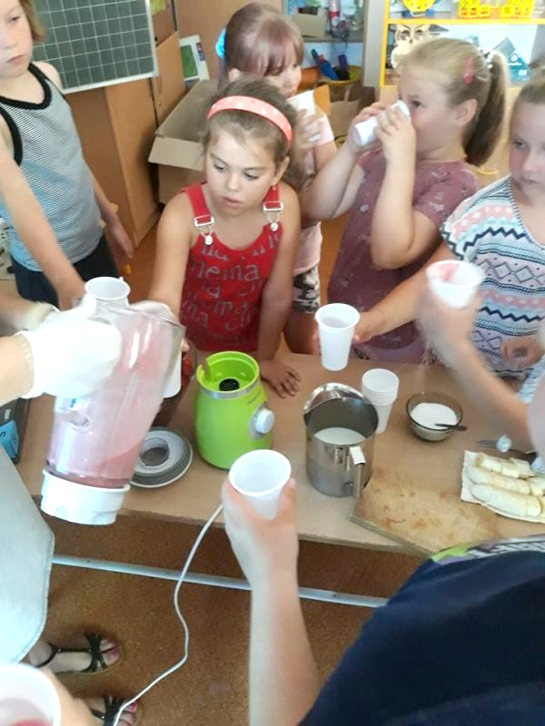 dzieci robią napoje 