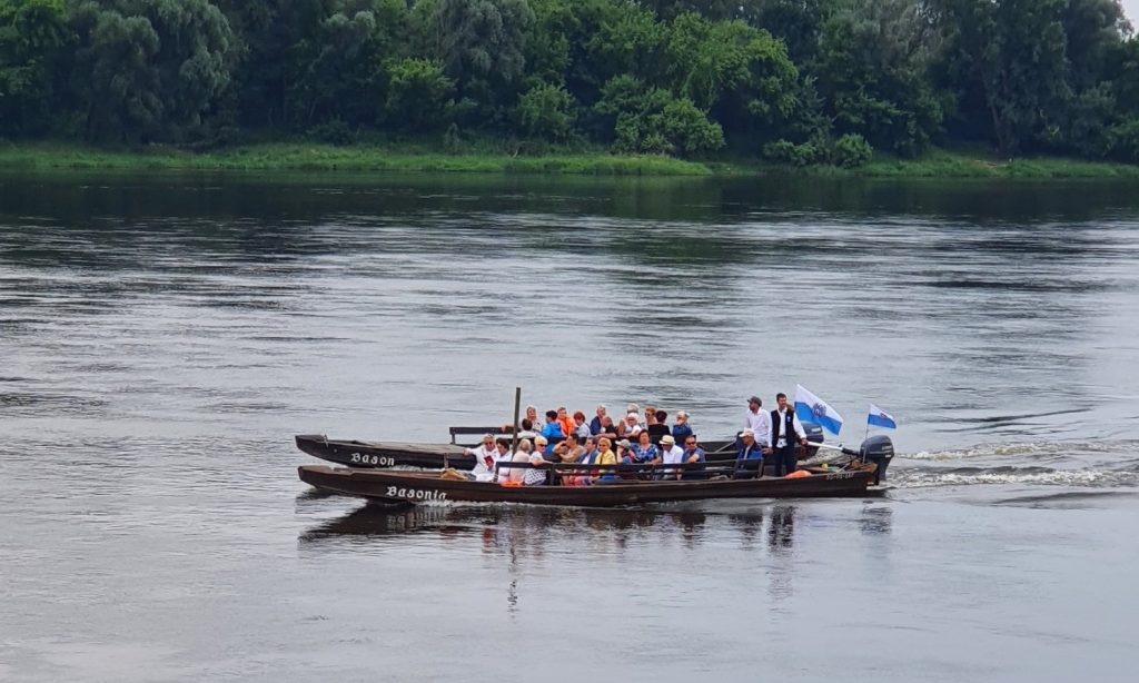 uczestnicy wyjazdu płyną łodzią 