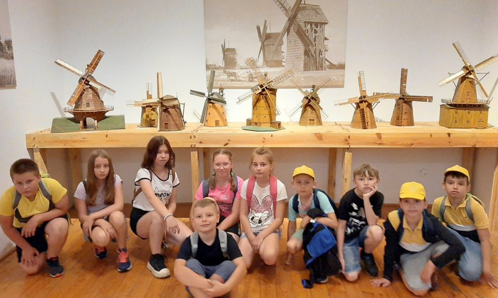 wnętrze Muzeum Młynarstwa w Jaraczu, 10 dzieci z modelami wiatraków 
