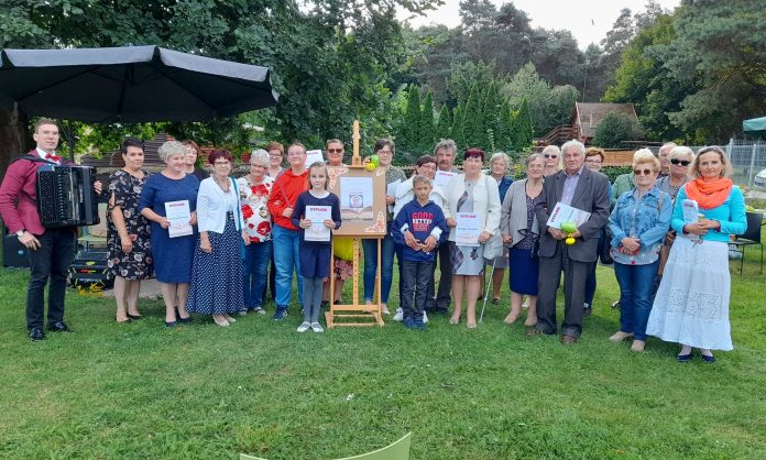 uczestnicy wydarzenia ustawieni do wspólnego zdjęcia