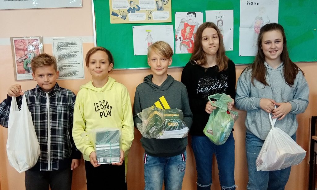 Uczniowie klasy 5c, którzy włączyli się w zbiórkę dla Szpitala Uniwersyteckiego w Bydgoszczy