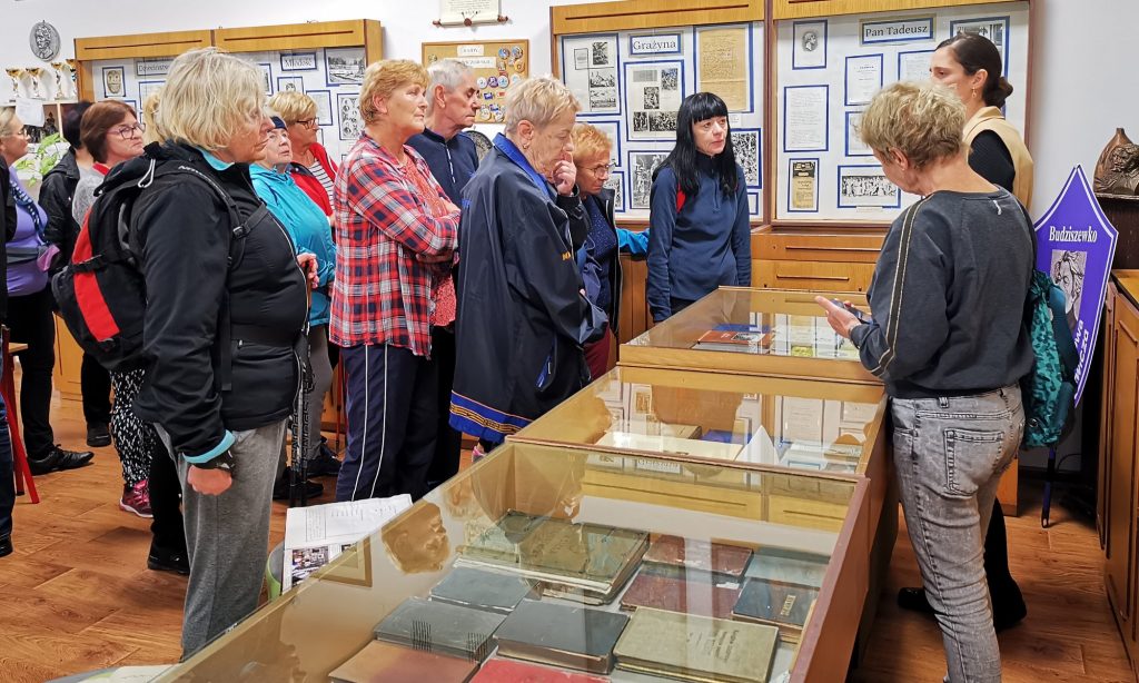 Uczestnicy wycieczki oglądają wnętrze Izby Pamięci Adama Mickiewicza z zebranymi pamiątkami 