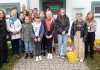 Wolontariusze ze Szkoły Podstawowej w Skokach w schronisku dla zwierząt "Cywil" w Rybowie