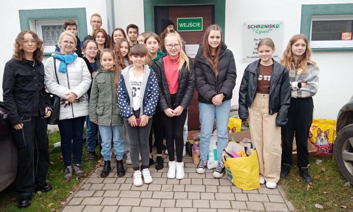 Wolontariusze ze Szkoły Podstawowej w Skokach w schronisku dla zwierząt 