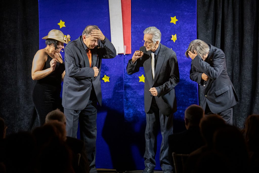 na scenie 4 aktorów kabaretowych na tle kombinacji flagi Unii Europejskiej oraz flagi Polski 