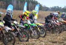 motocykliści stoją na lini startu