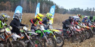 motocykliści stoją na lini startu