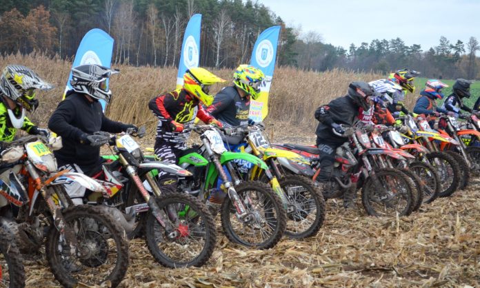 motocykliści stoją na lini startu
