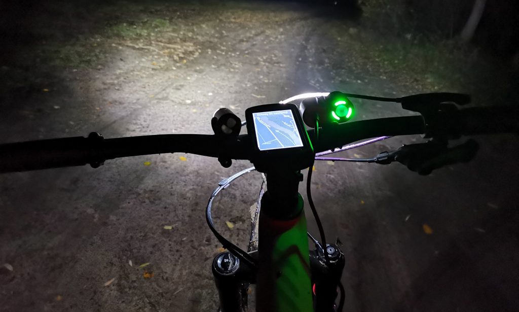 noc rower oświetla drogę 