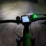 noc rower oświetla drogę