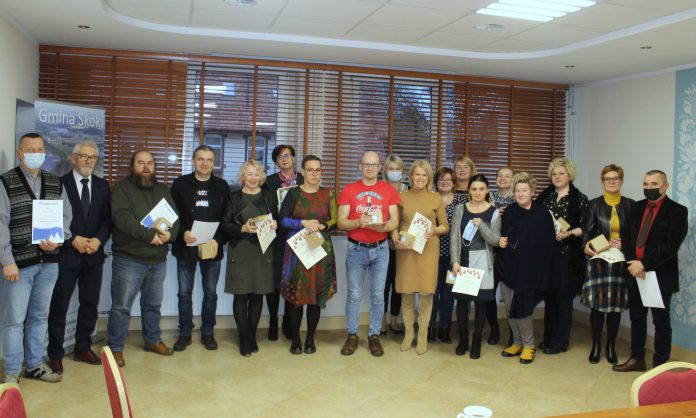 podsumowanie-Jarmarku-2021-4 Uczestnicy spotkania z pamiątkowymi dyplomami pozują do wspólnego zdjęcia