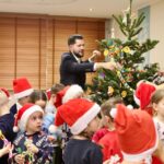 Ubieranie choinki z przedszkolakami