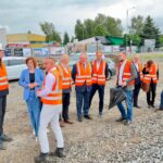 Samorządowcy na placu budowy rewitalizowanej linii kolejowej nr 356