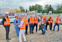 Samorządowcy na placu budowy rewitalizowanej linii kolejowej nr 356