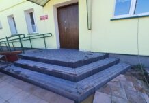 Nowe schody do świetlicy w Bliżycach